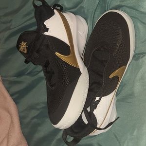 New Nike Team Hustle D 10 sneakers size 5y equals 6.5 women's